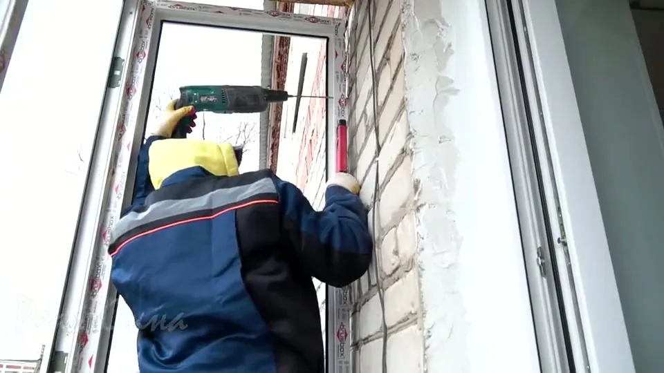 Монтаж пластикового окна мастером Реал Окна